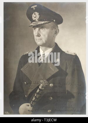 General der Flieger Friedrich Christiansen, une présentation photographie du grand amiral Dönitz pour son anniversaire en 1943 un grand portrait photographique de Dönitz en uniforme et manteau Grand Amiral avec la Croix de chevaliers et de feuilles de chêne, et son grand amiral's baton dans sa main droite. La signature lumineuse du photographe est en bas à gauche, 'F. Bauer, Berlin'. La dédicace est à l'encre sur le bord inférieur, 'Dem W.B. Surrey, Gen d. Zum Geburtstag Flieger Christiansen dans getreuer Kameradschaft am 12. XII. 1943. Heil Hitler - Großadmiral Dönitz u. Oberbefehlhaber d., Editorial-Use-seulement Banque D'Images