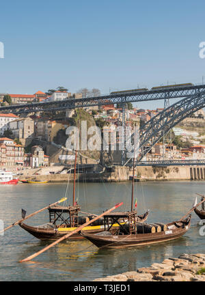 Les bateaux traditionnels utilisés pour transporter la précieuse cargaison de barils de port sur la rivière Douro, à Porto, Portugal Banque D'Images