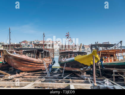 Les bateaux traditionnels utilisés pour transporter la précieuse cargaison de barils de port sur la rivière Douro, à Porto, Portugal Banque D'Images