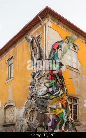 La moitié lapin par Bordalo II est une installation d'art de rue à Porto, Portugal. Banque D'Images