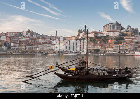 Les bateaux traditionnels utilisés pour transporter la précieuse cargaison de barils de port sur la rivière Douro, à Porto, Portugal Banque D'Images