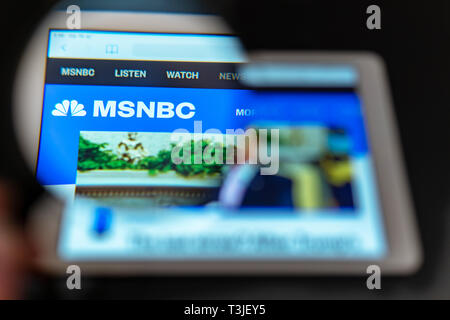 MSNBC News logo canal visible à travers une loupe. Peut être utilisé comme concept marketing ou d'affaires. Médias d'accueil du site Banque D'Images