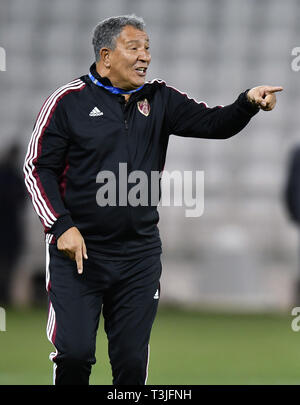 Doha, Qatar. Apr 9, 2019. Al Wahda CCSF entraîneur Henk ten Cate réagit durng l'Asie de l'AFC Champions League match du groupe B entre le Qatar's Al Rayyan SC et Al Wahda des EAU au CCSF Jassim Bin Hamad Stadium de Doha, capitale du Qatar, le 9 avril 2019. Al Wahda a gagné 2-1. Credit : Nikku/Xinhua/Alamy Live News Banque D'Images