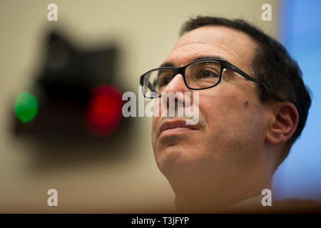 Secrétaire au Trésor des Etats-Unis Steven T. Mnuchin témoigne devant le Comité des services financiers de la Chambre sur la colline du Capitole à Washington, DC, le 9 avril 2019 en réponse à la demande des démocrates de la Chambre nous à nous sortir le Président Donald J. Trump's déclarations d'impôt. Credit : Stefani Reynolds/CNP | conditions dans le monde entier Banque D'Images