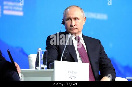 Le président russe Vladimir Poutine à l'écoute au cours de la session plénière du 5e Forum International de l'Arctique, le 9 avril 2019 à Saint-Pétersbourg, en Russie. Banque D'Images