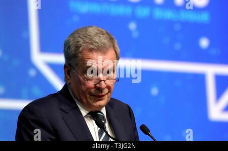 Le Président finlandais Sauli Niinisto, s'adresse aux délégués lors de la session plénière du 5e Forum International de l'Arctique, le 9 avril 2019 à Saint-Pétersbourg, en Russie. Banque D'Images