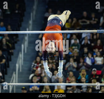 Ann Arbor, MI, USA. 5ème apr 2019. Mary Jane l'Illinois Otto de transitions entre les bars lors de la ronde 2 de la NCAA Gymnastics Ann Arbor au Centre régional de Crisler à Ann Arbor, MI. Kyle Okita/CSM/Alamy Live News Banque D'Images