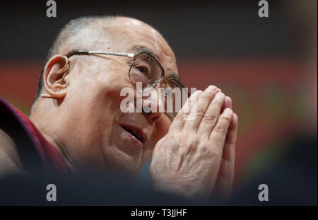 Heidelberg, Allemagne. Sep 20, 2018. Dalaï-lama, chef spirituel des Tibétains, met ses mains ensemble avant son discours à l'hôtel de ville. Le chef religieux des Tibétains, le Dalaï Lama, a été portée à l'hôpital de New Delhi avec une pneumonie. Son secrétaire a confirmé le 09.04.2019 sur demande support correspondant rapports. Credit : Marijan Murat/dpa/Alamy Live News Banque D'Images