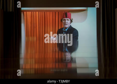 Londres, Royaume-Uni. 10 avr, 2019. Projection de Tommy Cooper, 20e siècle. Aperçu de 'Smoke et miroir : la psychologie de magic', une nouvelle exposition au Wellcome Collection et le premier à se concentrer sur la relation entre la magie et la psychologie. Exécutez l'exposition 11 avril au 15 septembre 2019. Crédit : Stephen Chung/Alamy Live News Banque D'Images