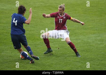 Paderborn, Allemagne. 09 avr, 2019. firo : 09.04.2019, Football, 2018/2019, Landerrspiel test match Femmes Femmes Allemagne - Japon 2 : 2, Alexandra Popp, les duels victoire Saki Kumagai | utilisée dans le monde entier : dpa Crédit/Alamy Live News Banque D'Images