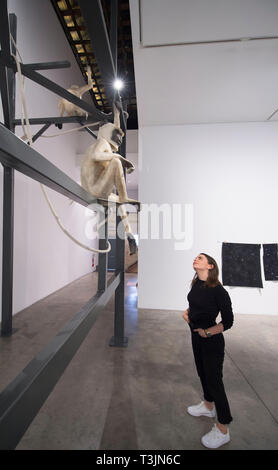 Londres, Royaume-Uni. 10 avril, 2019. Tamasha, 2013, une installation plus grand que lifesize singes par NS Harsha au Victoria Miro Gallery Wharf Road, qui apparaissent à l'échelle d'une grande structure en forme d'échafaudage. Credit : Malcolm Park/Alamy Live News. Banque D'Images
