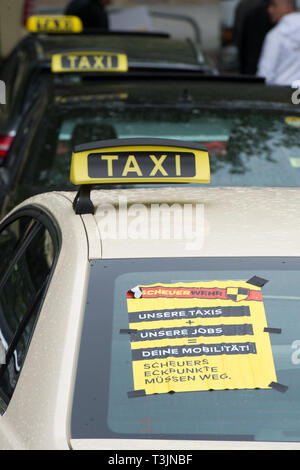Stuttgart, Allemagne. 10 avr, 2019. Les chauffeurs de taxi avec une bannière de protestation contre les plans de ministre fédéral des Transports Scheuer. Avec des démonstrations à l'échelle du pays, les chauffeurs de taxi veulent s'opposer à la libéralisation du marché. La location de voiture et Taxi Allemand Association (BZP) a appelé les conducteurs dans environ 30 villes allemandes pour protester. Credit : Oliver Willikonsky/dpa/Alamy Live News Banque D'Images