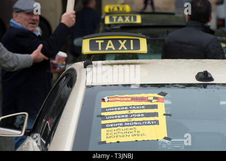 Stuttgart, Allemagne. 10 avr, 2019. Les chauffeurs de taxi avec une bannière de protestation contre les plans de ministre fédéral des Transports Scheuer. Avec des démonstrations à l'échelle du pays, les chauffeurs de taxi veulent s'opposer à la libéralisation du marché. La location de voiture et Taxi Allemand Association (BZP) a appelé les conducteurs dans environ 30 villes allemandes pour protester. Credit : Oliver Willikonsky/dpa/Alamy Live News Banque D'Images