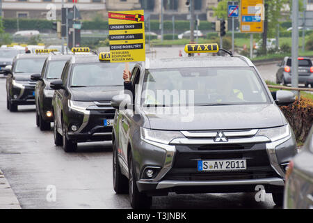 Stuttgart, Allemagne. 10 avr, 2019. Les chauffeurs de taxi avec une bannière de protestation contre les plans de ministre fédéral des Transports Scheuer. Avec des démonstrations à l'échelle du pays, les chauffeurs de taxi veulent s'opposer à la libéralisation du marché. La location de voiture et Taxi Allemand Association (BZP) a appelé les conducteurs dans environ 30 villes allemandes pour protester. Credit : Oliver Willikonsky/dpa/Alamy Live News Banque D'Images