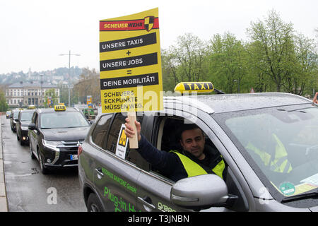 Stuttgart, Allemagne. 10 avr, 2019. Les chauffeurs de taxi avec une bannière de protestation contre les plans de ministre fédéral des Transports Scheuer. Avec des démonstrations à l'échelle du pays, les chauffeurs de taxi veulent s'opposer à la libéralisation du marché. La location de voiture et Taxi Allemand Association (BZP) a appelé les conducteurs dans environ 30 villes allemandes pour protester. Credit : Oliver Willikonsky/dpa/Alamy Live News Banque D'Images