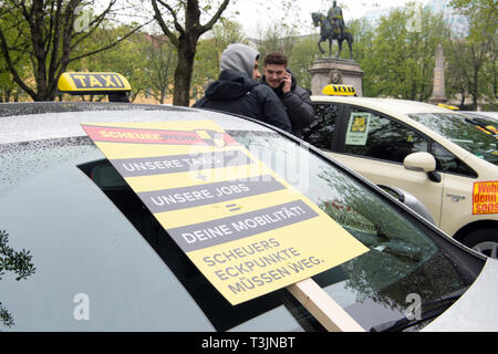 Stuttgart, Allemagne. 10 avr, 2019. Les chauffeurs de taxi avec une bannière de protestation contre les plans de ministre fédéral des Transports Scheuer. Avec des démonstrations à l'échelle du pays, les chauffeurs de taxi veulent s'opposer à la libéralisation du marché. La location de voiture et Taxi Allemand Association (BZP) a appelé les conducteurs dans environ 30 villes allemandes pour protester. Credit : Oliver Willikonsky/dpa/Alamy Live News Banque D'Images
