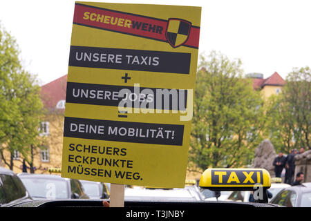 Stuttgart, Allemagne. 10 avr, 2019. Les chauffeurs de taxi avec une bannière de protestation contre les plans de ministre fédéral des Transports Scheuer. Avec des démonstrations à l'échelle du pays, les chauffeurs de taxi veulent s'opposer à la libéralisation du marché. La location de voiture et Taxi Allemand Association (BZP) a appelé les conducteurs dans environ 30 villes allemandes pour protester. Credit : Oliver Willikonsky/dpa/Alamy Live News Banque D'Images