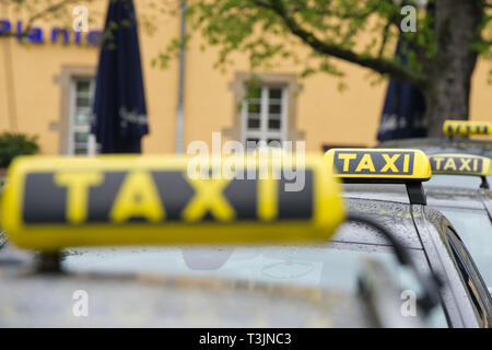 Stuttgart, Allemagne. 10 avr, 2019. Les chauffeurs de taxi protestent contre les projets de la ministre des Transports fédéral Scheuer. Avec des démonstrations à l'échelle du pays, les chauffeurs de taxi veulent s'opposer à la libéralisation du marché. La location de voiture et Taxi Allemand Association (BZP) a appelé les conducteurs dans environ 30 villes allemandes pour protester. Credit : Oliver Willikonsky/dpa/Alamy Live News Banque D'Images