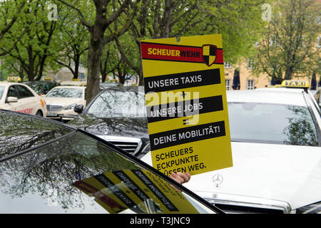 Stuttgart, Allemagne. 10 avr, 2019. Les chauffeurs de taxi avec une bannière de protestation contre les plans de ministre fédéral des Transports Scheuer. Avec des démonstrations à l'échelle du pays, les chauffeurs de taxi veulent s'opposer à la libéralisation du marché. La location de voiture et Taxi Allemand Association (BZP) a appelé les conducteurs dans environ 30 villes allemandes pour protester. Credit : Oliver Willikonsky/dpa/Alamy Live News Banque D'Images