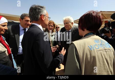 (190410) -- AMMAN, 10 avril 2019 (Xinhua) -- Le président italien Sergio Mattarella (centre droite) visite le camp de réfugiés de Zaatari, environ 70 km au nord de la capitale jordanienne Amman, le 9 avril 2019. Le président italien Sergio Mattarella, le mardi a déclaré que son pays est déterminé à poursuivre le soutien de la Jordanie à surmonter les conséquences de la crise des réfugiés syriens. Le président italien a fait ces remarques lors d'une visite au camp de Zaatari pour les réfugiés syriens sur le début de sa visite dans le royaume, au cours de laquelle il aura des entretiens avec le roi Abdallah II, le Petra news agency a signalé. Banque D'Images