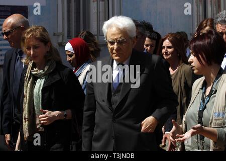 (190410) -- AMMAN, 10 avril 2019 (Xinhua) -- Le président italien Sergio Mattarella (C) visite le camp de réfugiés de Zaatari, environ 70 km au nord de la capitale jordanienne Amman, le 9 avril 2019. Le président italien Sergio Mattarella, le mardi a déclaré que son pays est déterminé à poursuivre le soutien de la Jordanie à surmonter les conséquences de la crise des réfugiés syriens. Le président italien a fait ces remarques lors d'une visite au camp de Zaatari pour les réfugiés syriens sur le début de sa visite dans le royaume, au cours de laquelle il aura des entretiens avec le roi Abdallah II, le Petra news agency a signalé. (Xinhua/Mo Banque D'Images