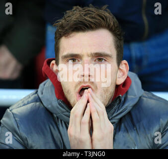 9 avril 2019, Anfield, Liverpool, Angleterre ; Ligue des Champions de football, quart de finale 1ère manche, Liverpool contre le FC Porto ; Andrew Robertson de Liverpool regarde sur de l'étang-réservoir de l'équipe Banque D'Images