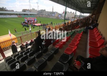 (190410) -- Gaza, 10 avril 2019 (Xinhua) -- Photo prise le 10 avril 2019 montre un nouveau stade dans le sud de la bande de Gaza ville de Rafah. Le stade, les frappes aériennes israéliennes ont détruit il y a une décennie, a été rouvert le mercredi. (Xinhua/Khaled Omar) Banque D'Images