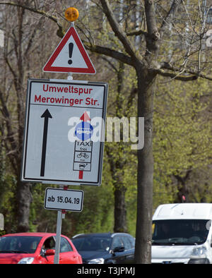 Dusseldorf, Allemagne. 10 avr, 2019. Sur une enseigne mobile il est écrit qu'il y aura une voie sur la Merowinger Straße du 15 avril. Trois pistes de l'environnement sera mis en place à Düsseldorf cette année. Seuls les bus, les vélos, les taxis et les véhicules électriques sont autorisés à utiliser ces voies. Dpa : Crédit photo alliance/Alamy Live News Banque D'Images