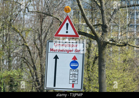 Dusseldorf, Allemagne. 10 avr, 2019. Sur une enseigne mobile il est écrit qu'il y aura une voie sur la Merowinger Straße du 15 avril. Trois pistes de l'environnement sera mis en place à Düsseldorf cette année. Seuls les bus, les vélos, les taxis et les véhicules électriques sont autorisés à utiliser ces voies. Dpa : Crédit photo alliance/Alamy Live News Banque D'Images