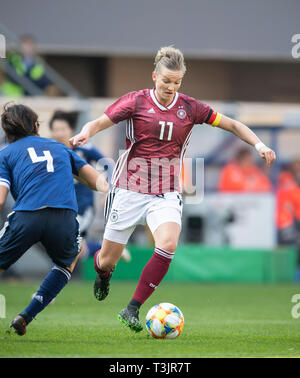 Paderborn, Allemagne. 09 avr, 2019. Alexandra POPP (GER) dans les duels contre Saki KUMAGAI l. (JPN), l'action de l'Équipe nationale de football, les femmes Match amical, l'Allemagne (GER) - Japon (JPN) 2 : 2, le 08/04/2019 à Paderborn (Allemagne). | Conditions dans le monde entier : dpa Crédit photo alliance/Alamy Live News Banque D'Images