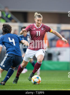 Paderborn, Allemagne. 09 avr, 2019. Alexandra POPP (GER) dans les duels contre Saki KUMAGAI l. (JPN), l'action de l'Équipe nationale de football, les femmes Match amical, l'Allemagne (GER) - Japon (JPN) 2 : 2, le 08/04/2019 à Paderborn (Allemagne). | Conditions dans le monde entier : dpa Crédit photo alliance/Alamy Live News Banque D'Images