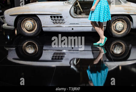 Essen, Allemagne. 10 avr, 2019. Au Techno Classica, modèle Alida se place en avant d'une Mercedes-Benz 300 SL Gullwing à partir de 1954. La foire a lieu du 10 au 14 avril. Crédit : Marcel Kusch/dpa/Alamy Live News Banque D'Images