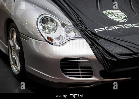 Essen, Allemagne. 10 avr, 2019. Une Porsche 911 est couvert au Techno Classica pour classic et youngtimers. La foire a lieu du 10 au 14 avril. Crédit : Marcel Kusch/dpa/Alamy Live News Banque D'Images