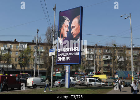 Kiev, Ukraine. 10 avr, 2019. Un panneau d'une campagne avec des portraits de l'actuel Président et candidat à l'élection présidentielle ukrainienne Petro Poroshenko (L) et le président russe Vladimir Poutine (R) avec un message qui dit que le 21 avril est le choix décisif est vu dans les rues de Kiev.Le deuxième tour des élections présidentielles auront lieu en Ukraine le 21 avril 2019. Crédit : Pavlo Gonchar SOPA/Images/ZUMA/Alamy Fil Live News Banque D'Images