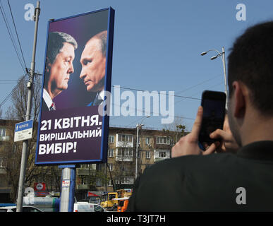 Kiev, Ukraine. 10 avr, 2019. Un panneau d'une campagne avec des portraits de l'actuel Président et candidat à l'élection présidentielle ukrainienne Petro Poroshenko (L) et le président russe Vladimir Poutine (R) avec un message qui dit que le 21 avril est le choix décisif est vu dans les rues de Kiev.Le deuxième tour des élections présidentielles auront lieu en Ukraine le 21 avril 2019. Crédit : Pavlo Gonchar SOPA/Images/ZUMA/Alamy Fil Live News Banque D'Images