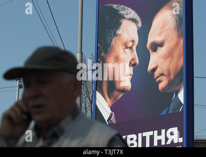 Kiev, Ukraine. 10 avr, 2019. Un panneau d'une campagne avec des portraits de l'actuel Président et candidat à l'élection présidentielle ukrainienne Petro Poroshenko (L) et le président russe Vladimir Poutine (R) avec un message qui dit que le 21 avril est le choix décisif est vu dans les rues de Kiev.Le deuxième tour des élections présidentielles auront lieu en Ukraine le 21 avril 2019. Crédit : Pavlo Gonchar SOPA/Images/ZUMA/Alamy Fil Live News Banque D'Images