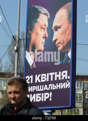 Kiev, Ukraine. 10 avr, 2019. Un panneau d'une campagne avec des portraits de l'actuel Président et candidat à l'élection présidentielle ukrainienne Petro Poroshenko (L) et le président russe Vladimir Poutine (R) avec un message qui dit que le 21 avril est le choix décisif est vu dans les rues de Kiev.Le deuxième tour des élections présidentielles auront lieu en Ukraine le 21 avril 2019. Crédit : Pavlo Gonchar SOPA/Images/ZUMA/Alamy Fil Live News Banque D'Images