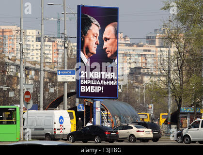 Kiev, Ukraine. 10 avr, 2019. Un panneau d'une campagne avec des portraits de l'actuel Président et candidat à l'élection présidentielle ukrainienne Petro Poroshenko (L) et le président russe Vladimir Poutine (R) avec un message qui dit que le 21 avril est le choix décisif est vu dans les rues de Kiev.Le deuxième tour des élections présidentielles auront lieu en Ukraine le 21 avril 2019. Crédit : Pavlo Gonchar SOPA/Images/ZUMA/Alamy Fil Live News Banque D'Images