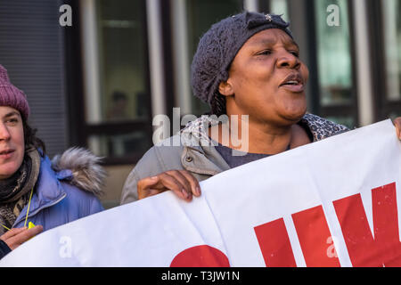 Londres, Royaume-Uni. 10 avril 2019. Les travailleurs indépendants et les militants au gouvernement ministère de l'économie, de l'énergie et de stratégie industrielle (IBE) protester à la fin de leurs trois jours de grève pour les travailleurs indépendants byy un salaire décent et les termes et conditions. Ils sont sur la pauvreté payer, sous-traitées par Ararmark à BEIS qui ont répondu à leur demande avec les menaces de licenciements. Crédit : Peter Marshall/Alamy Live News Banque D'Images