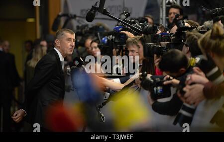 Bruxelles, Belgique. 10 avr, 2019. Le premier ministre tchèque Andrej Babis parle aux journalistes avant de pourparlers entre les chefs des pays de l'UE avec UK PM Theresa peut sur Brexit, le 10 avril 2019, à Bruxelles, Belgique. Credit : Jakub Dospiva/CTK Photo/Alamy Live News Banque D'Images