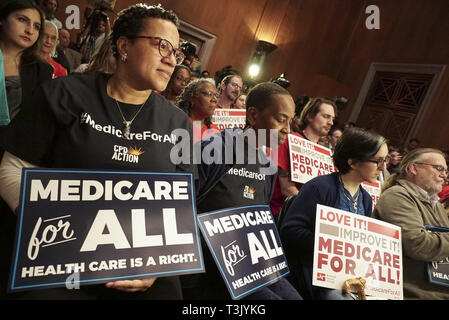 Washington DC, USA. 10 avr, 2019. Washington, District de Columbia, Etats-Unis. 10 avr, 2019. Les partisans des États-Unis Le sénateur Bernie Sanders (indépendant du Vermont) assister à la conférence de presse où il a annoncé a introduit une nouvelle version de son 'Medicare pour tous plan'' lors d'une conférence de presse sur la colline du Capitole à Washington DC le 10 avril 2019. Le Sanders plan remplacera et axée sur l'emploi l'assurance-maladie privée avec un plan gouvernemental qui garantit la couverture, y compris les soins de longue durée, pour tous les citoyens. Credit : Stefani Reynolds/CNP Crédit : Stefani Reynolds/CNP/ZUMA/Alamy Fil Live News Cred Banque D'Images