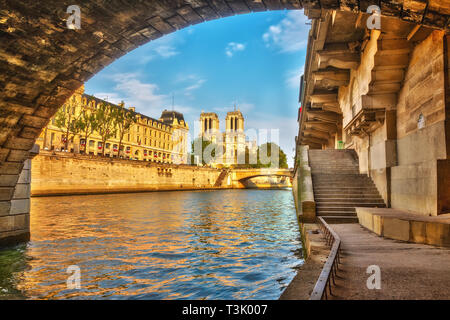 Rivière Siene et Notre Dame de Paris Banque D'Images