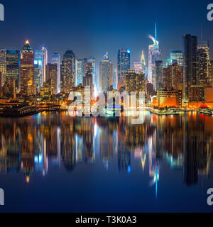 Vue sur Manhattan et Times Square dans la nuit Banque D'Images