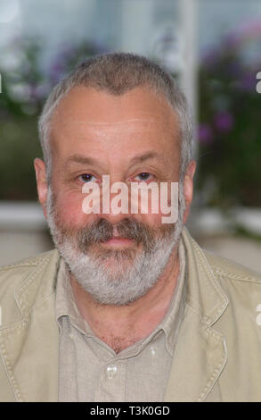 CANNES, FRANCE. 17 mai 2002 : réalisateur Mike Leigh au photocall à Cannes pour son nouveau film tout ou rien. © Paul Smith / Featureflash Banque D'Images