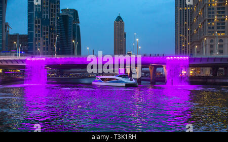 Pont-canal de l'eau célèbre attraction de Dubai UAE Moyen, RTA voile passent par l'eau lumineuse colorée fontaine endroit à visiter à Dubaï Banque D'Images