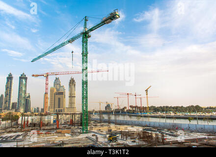 Site de construction bâtiment moderne avec grande grue foundation à Dubai Business Bay, site de construction sur fond coucher de l'architecture moderne Banque D'Images