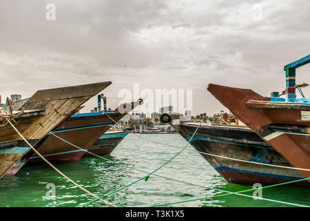 Croisière en dhow traditionnel côté crique de Dubaï Abra ferry boats sur la baie de Dubaï vieille Transportation Banque D'Images