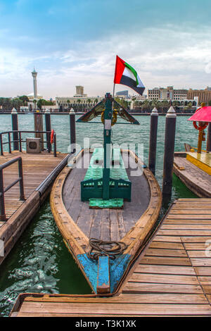 En Bateau traditionnel Abra Dubai Deira Creek, lieu à visiter à Dubaï avec flying Blue Lake Drapeau E.A.U. Banque D'Images