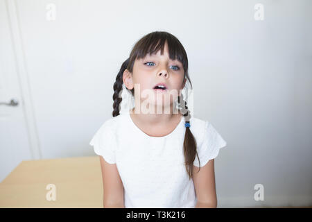 Enfant 6-7 ans avec une expression du visage ennuyé Banque D'Images