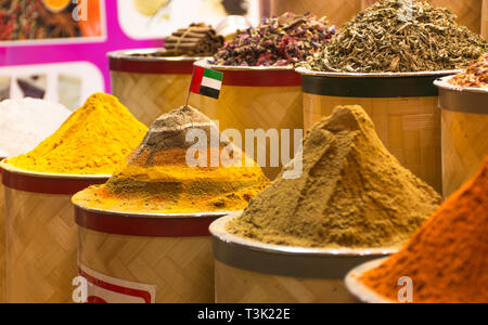 Épices colorées dans le bazar aux épices, le marché traditionnel de Dubaï Banque D'Images